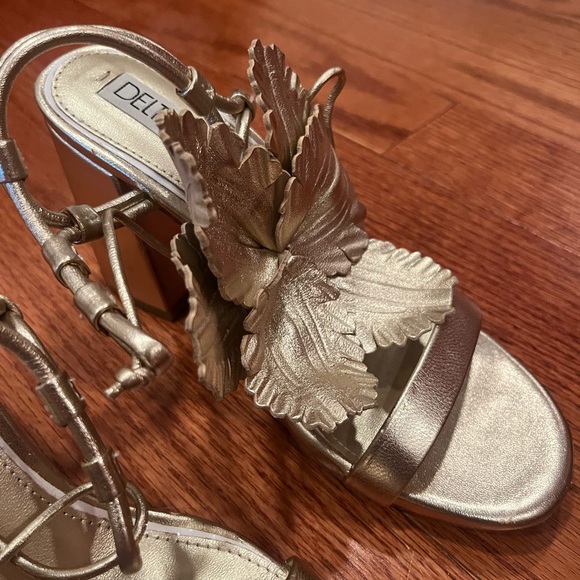 Deltan Gold Heeled Sandals with Elegant Design - Picture 3 of 4